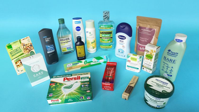 Gewinnspiel des Forum Rezyklat zum World Cleanup Day Verschiedene Konsmgüterprodukte vor blauem Hintergrund