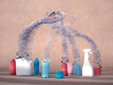 Kunststoffflaschen lösen sich auf; symbolisiert Recycling von Kunststoff