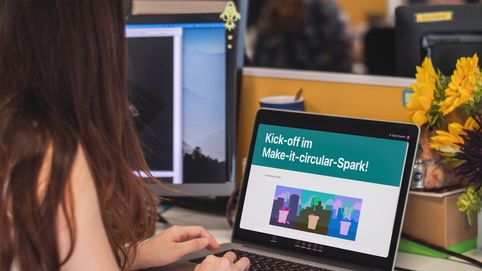 Frau am Schreibtisch vor Laptop