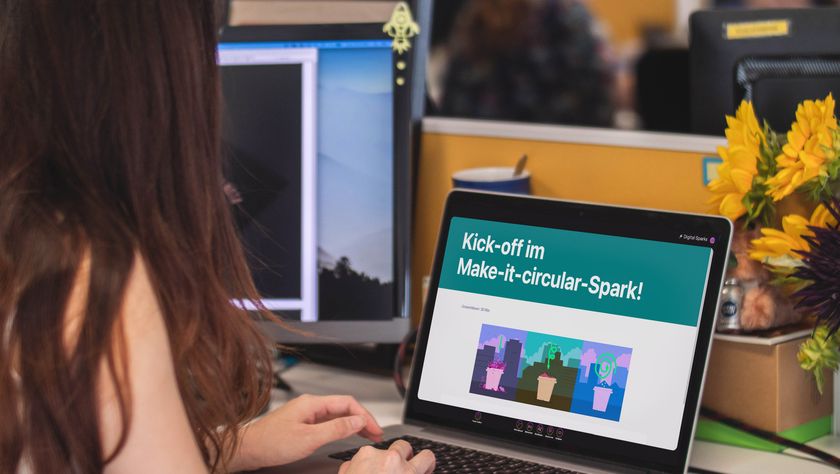 Frau am Schreibtisch vor Laptop